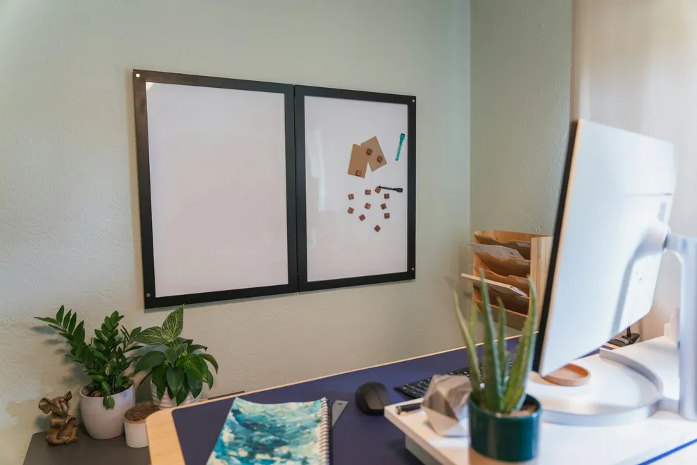 Symbolbild eines ruhigen Arbeitsplatzes mit Monitor und Pflanzen